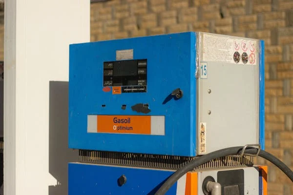 Exploring Reagent Ions in Chemical Ionization Mass Spectrometry: Analyte Reaction Insights